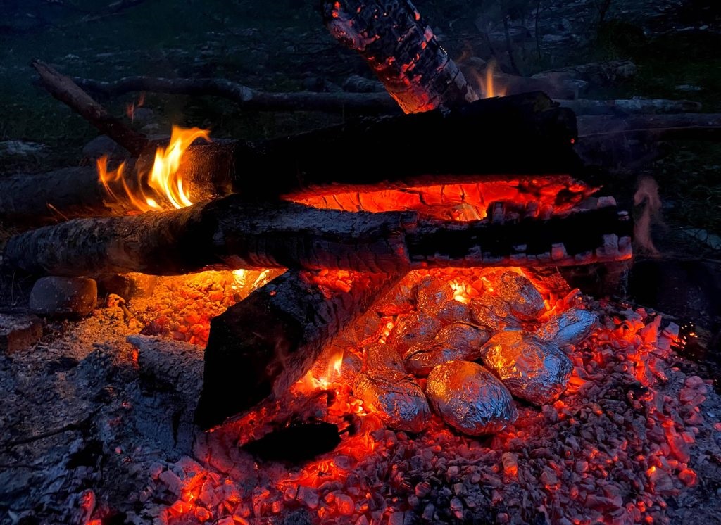 cartofi copti in staniol la foc de tabara
