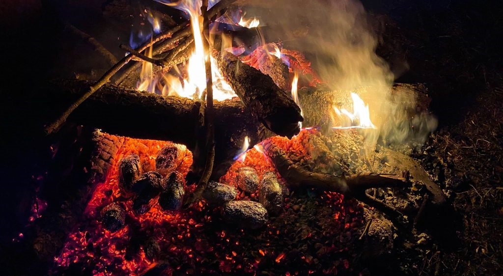 cartofi copti in staniol la foc de tabara la munte off camping