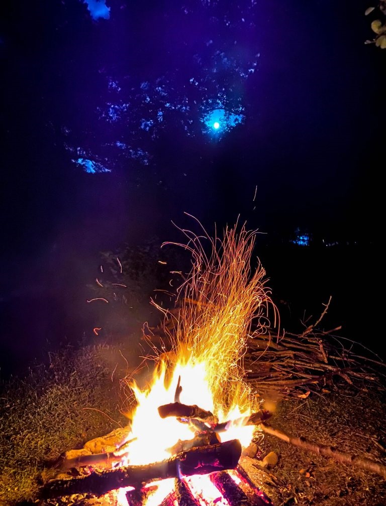 foc de tabara la munte in locatie off camping