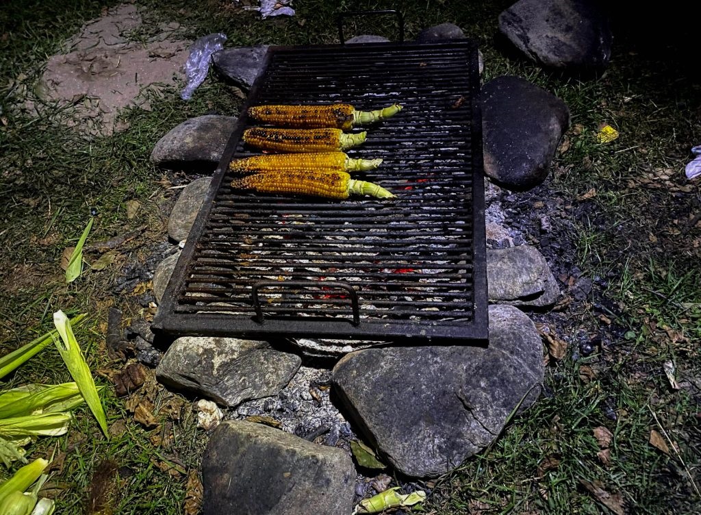 porumb copt gratar la munte off camping cu cortul