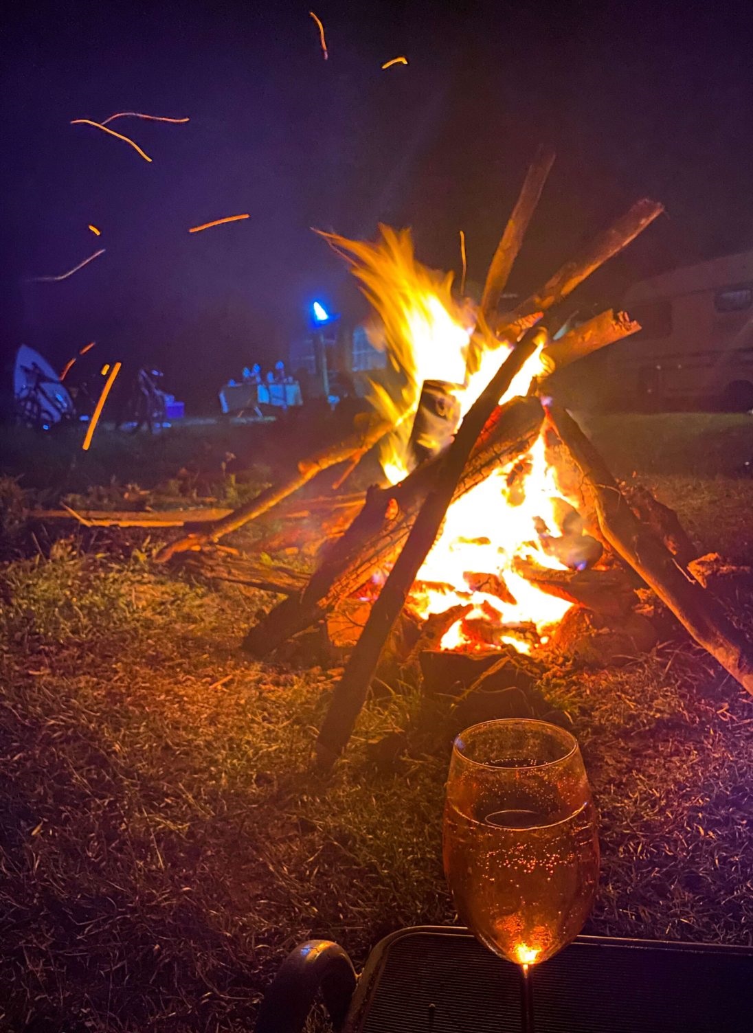 foc de tabara in off camping cu cortul pe valea doftanei