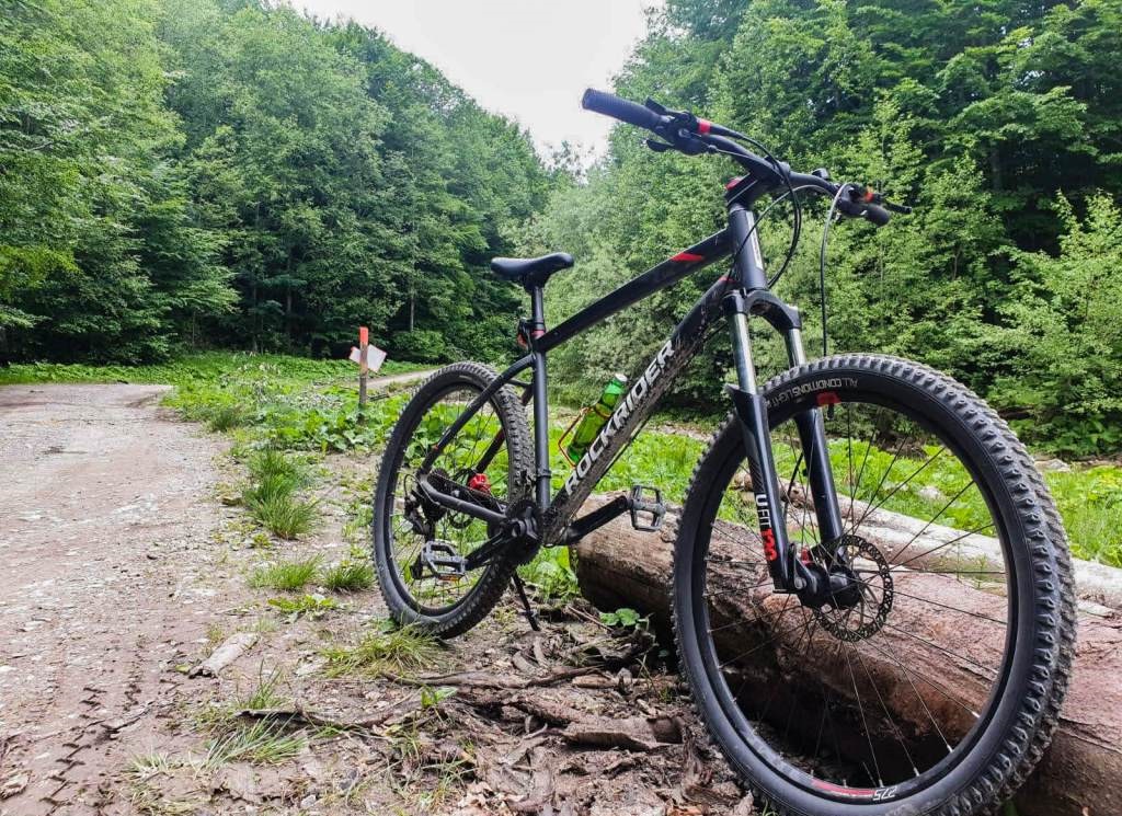 cu bicicleta la munte in off camping