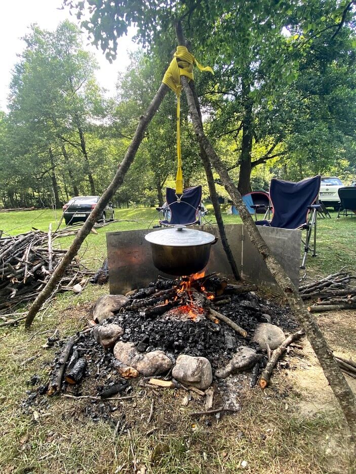 mancare ciaun off camping cu cortul la munte