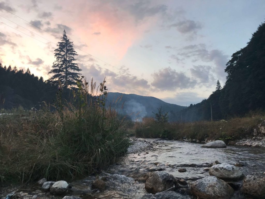 privelistea frumoasa cu rau pe valea cerbului la munte locatie off camping