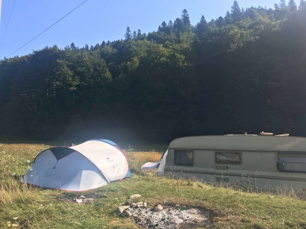 cu rulota si cu cortul la munte pe valea cerbului