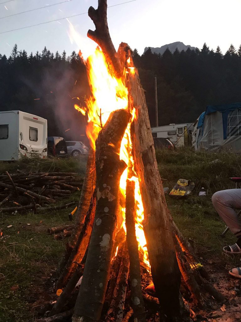 foc de tabara la munte off camping cu cort si rulota