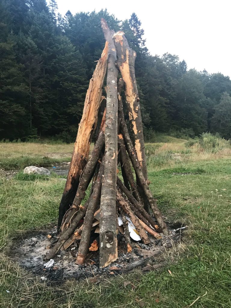 foc de tabara la munte in off camping cu cortul