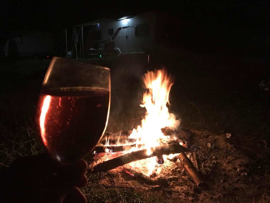 pahar de vin foc de tabara la munte off camping rulota