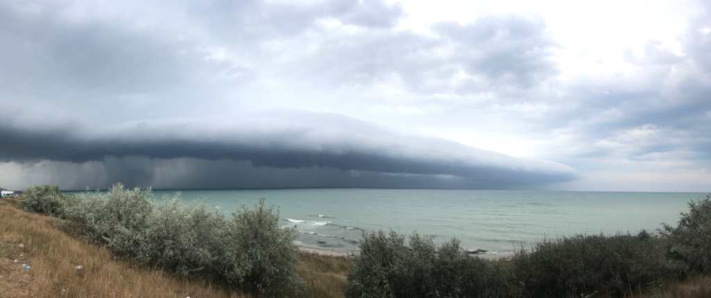 ploaie pe mare locatie off camping cu cortul la mare
