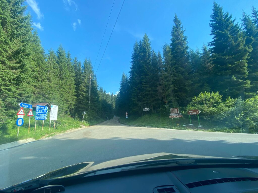 drum de acces cu masina spre lacul scropoasa