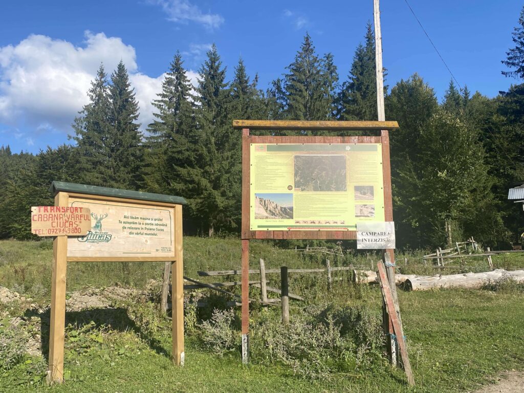 panou informatii spre cabana varful ciucas