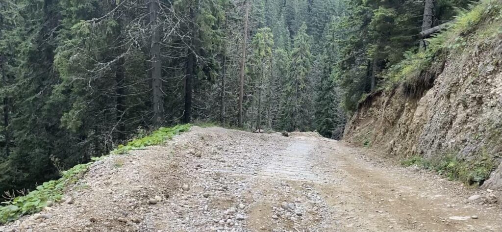 calitatea drumului acces auto spre cabana varful ciucas romania