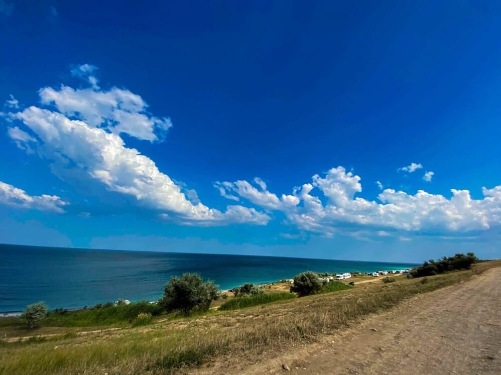 plaja tuzla locatie off camping la mare cu cortul si rulota
