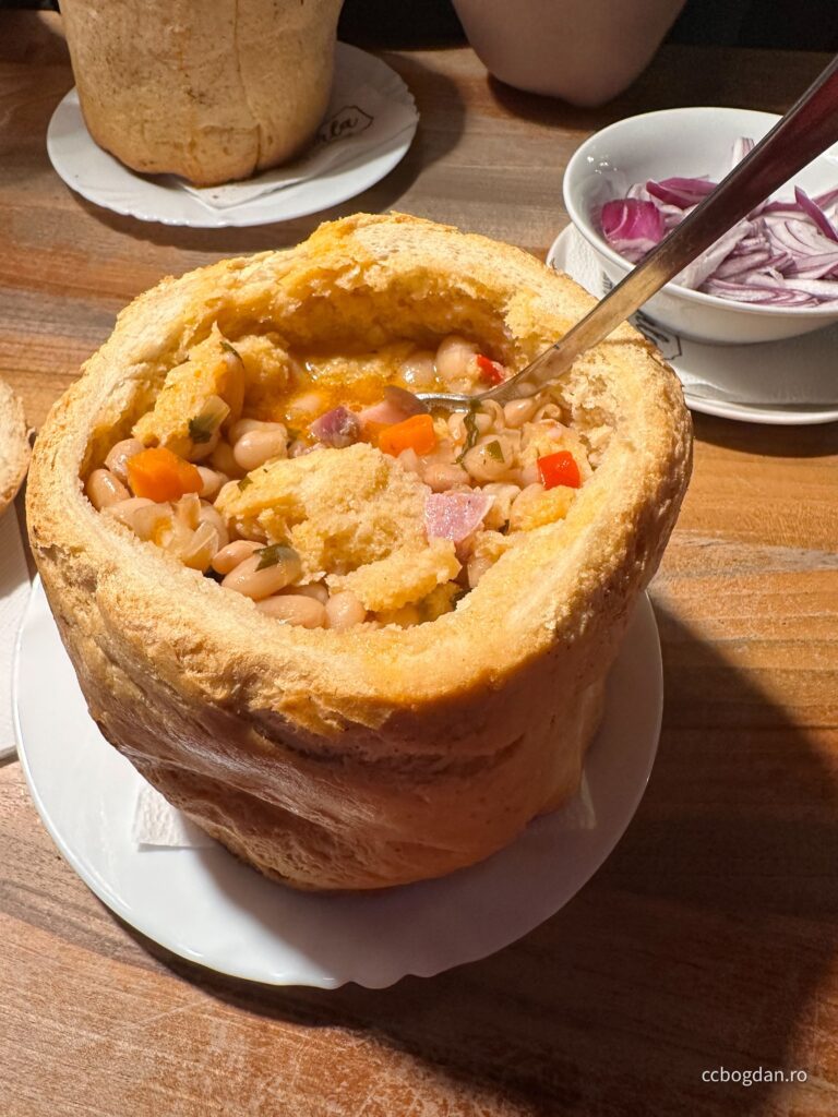 ciorbă cu afumătură în pâine restaurant La Perla Sighișoara