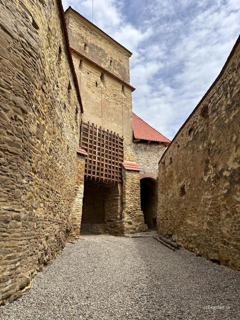 intrare cetatea taraneasca saschiz