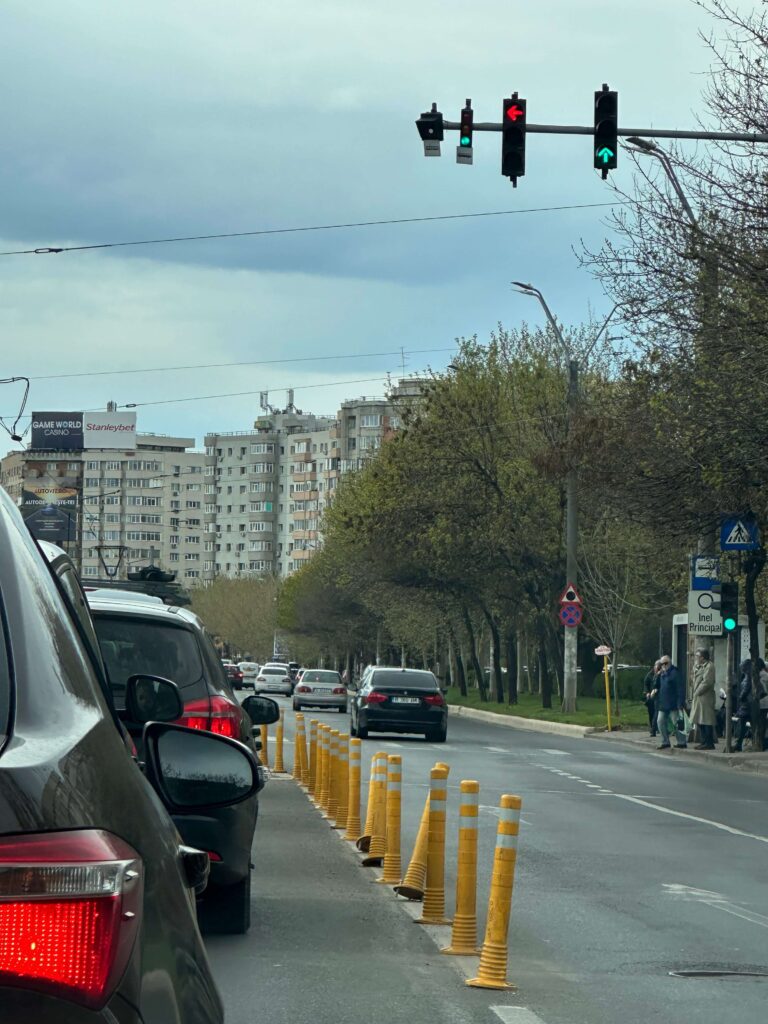 stalpi galbeni piata muncii delimitare benzi circulatie