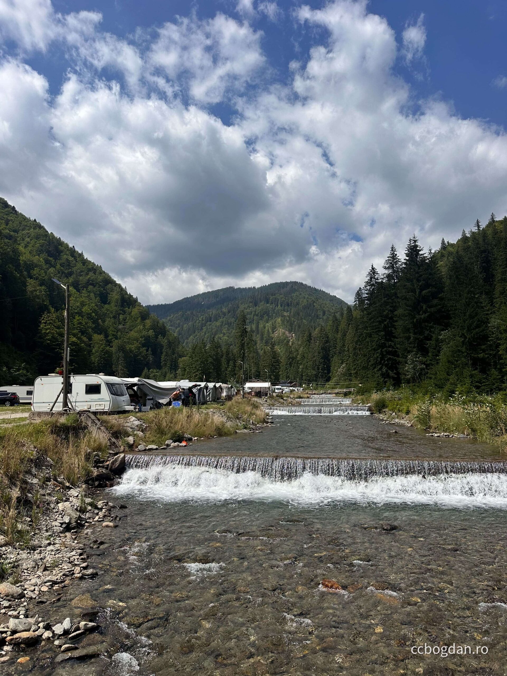 iesire cort locatie camping voina