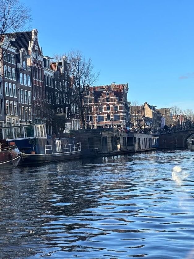 case plutitoare pe apa in barci canale amsterdam olanda
