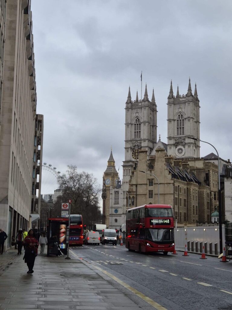 Westminster Abbey The Eye Big Ben England London Bus