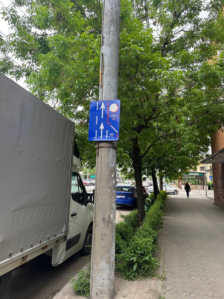 masini parcate pe banda stb de transport public pe calea grivitei din bucuresti