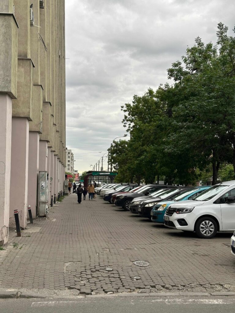 masini parcate pe trotuar pe calea grivitei
