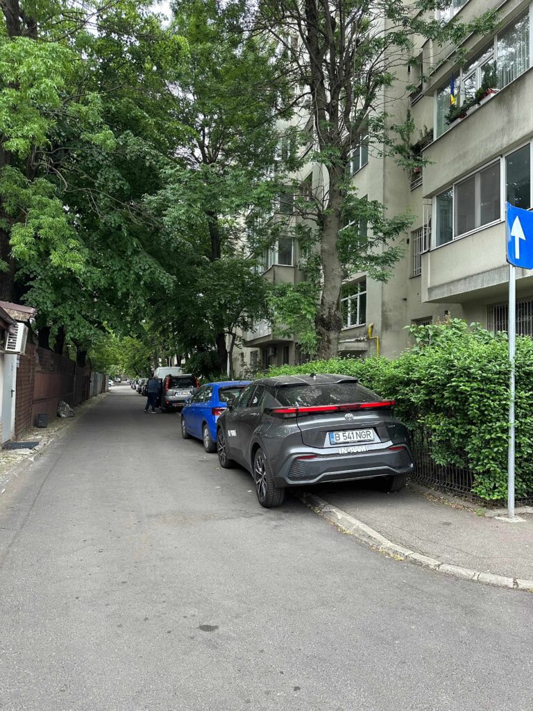masini parcate pe trotuar in spatele blocurilor