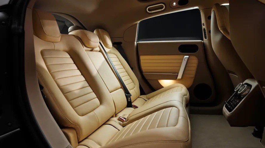 primul model de ferrari cu 5 locuri