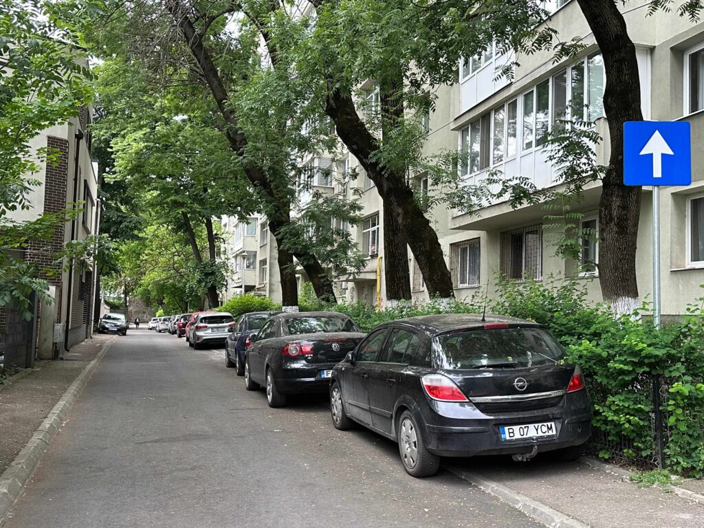 strazi aglomerate de masini parcate pe trotuar