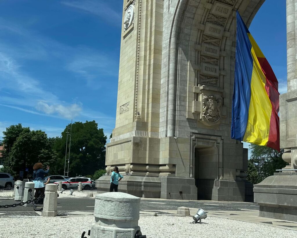 turiști poze arcul e triumf București 