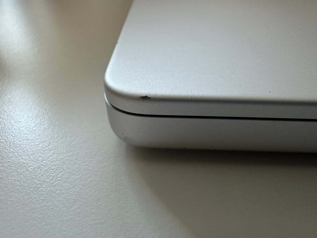 zgârieturi laptop MacBook Pro apple recondiționat Flip.ro