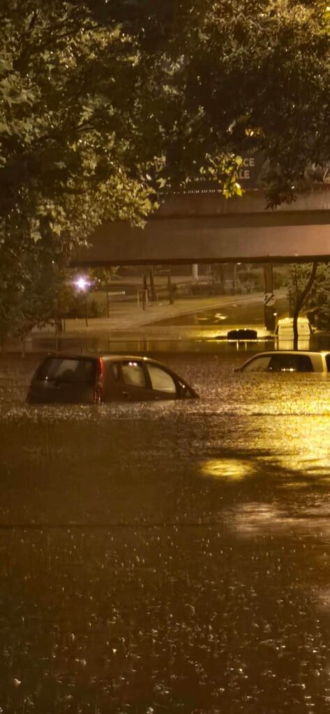mașini blocate inundate abandonate in apa de la furtuna din București 
