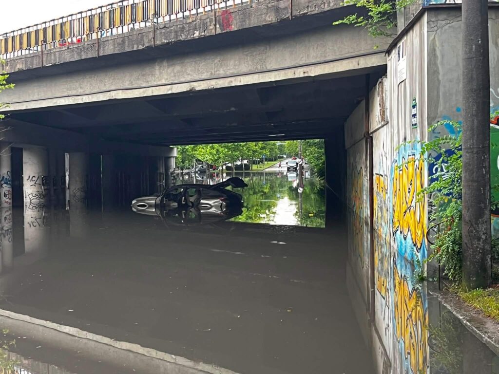 mașini inundate si abandonate pasaje poduri furtuna București