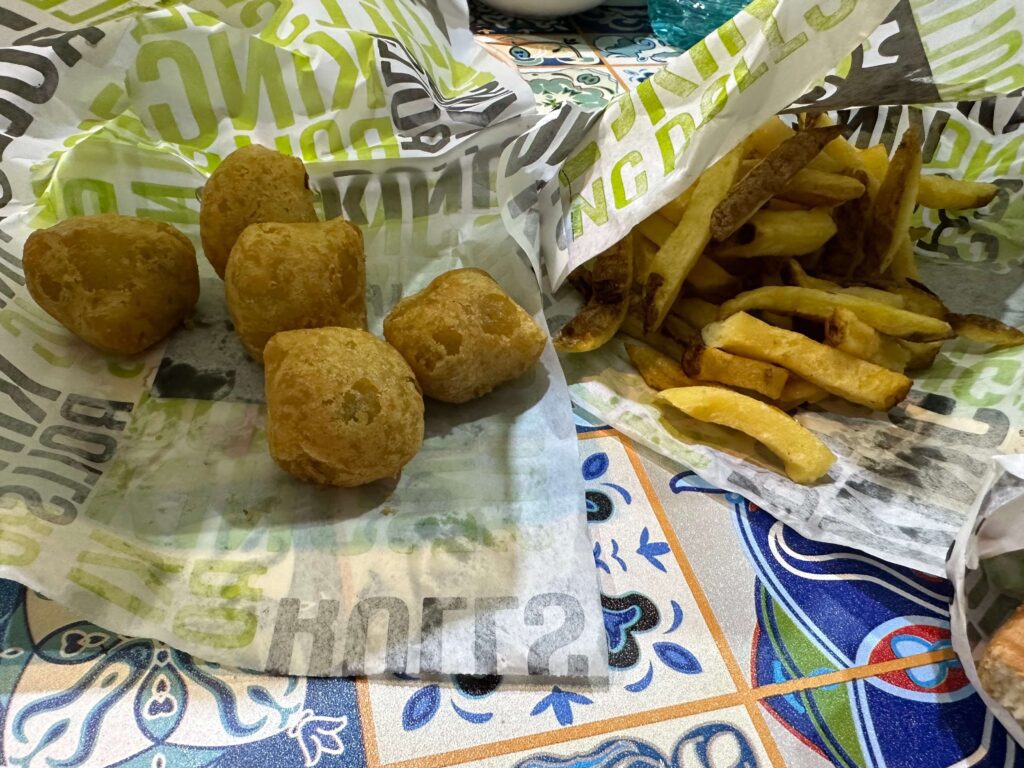 am comandat Nuggets si cartofi prăjiți de la King Rolls din București 