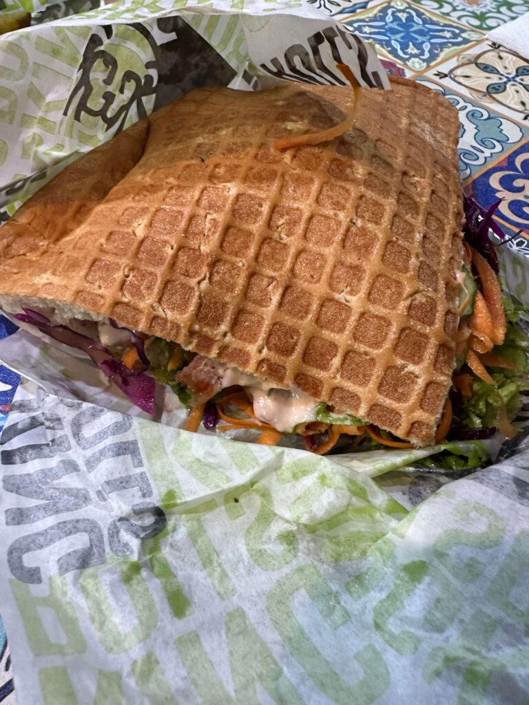 cum este sandwichul de la King Rolls din București 