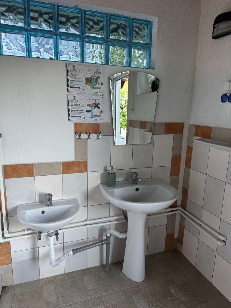 baie toaleta chiuveta dușuri camping ananas