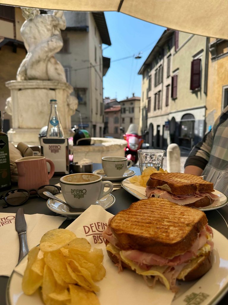 restaurant bun local traditional italian bergamo 